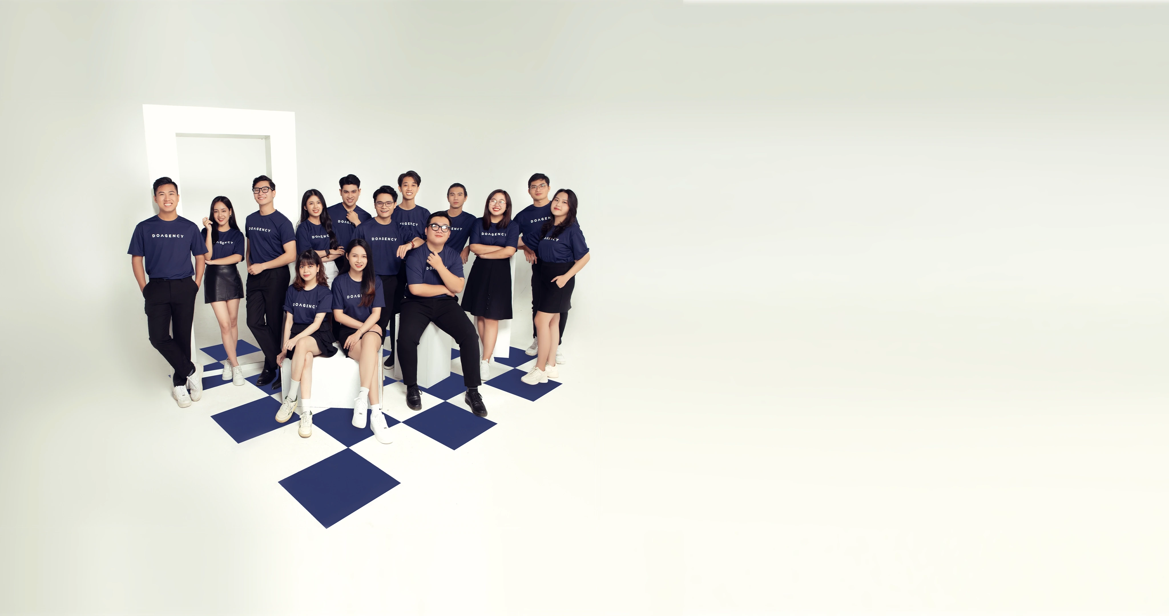 Doagency people take a picture together